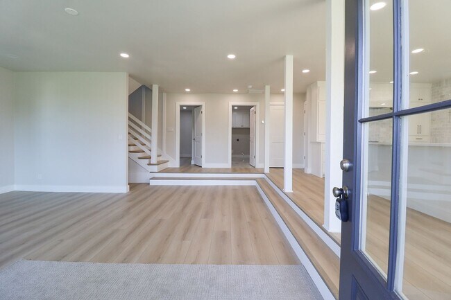 Building Photo - 4 Bed | 3 Bath on Keystone Lake!
