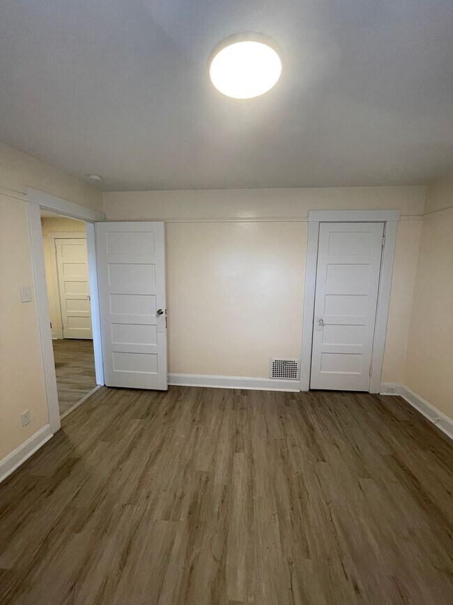 Building Photo - 825 N 6th St