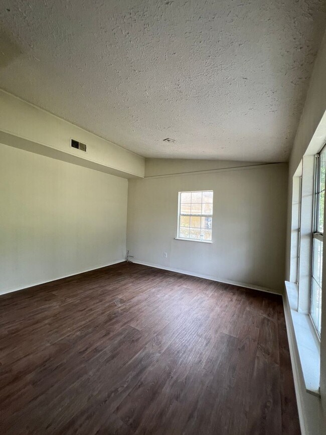 Building Photo - 906 Kings Rd