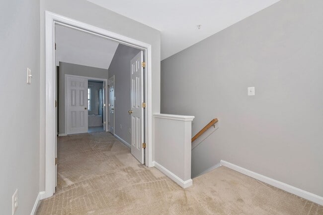 Building Photo - Fantastic Townhouse w/ Garage - Quick High...