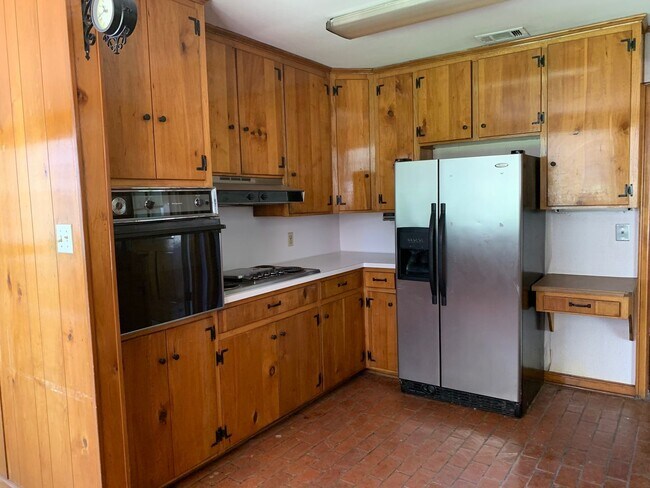 Building Photo - Single Family 4 BR 3.5 BA 0.7 Acres Water Front