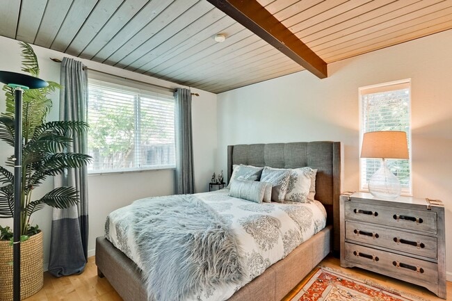 Building Photo - Gorgeous 4 Bed, 2 Bath Eichler in Sunnyvale