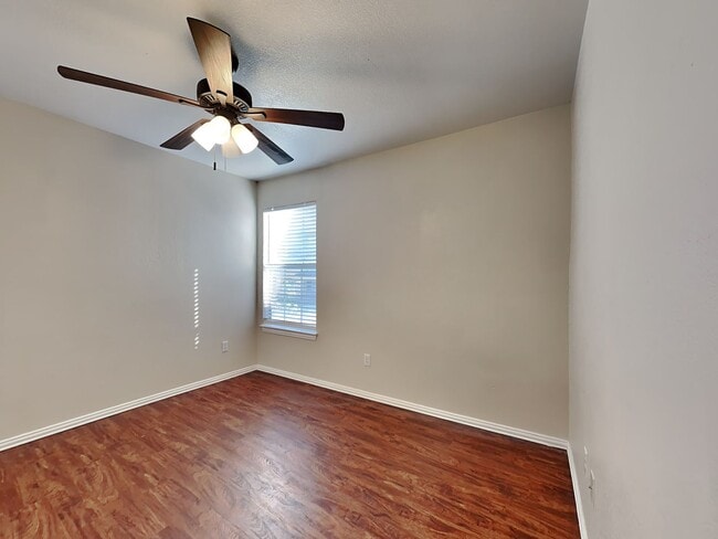 Building Photo - ONE MONTH FREE RENT! CALL NOW!