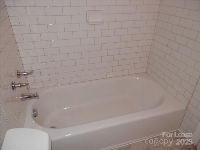 Building Photo - 1332 Edgewater Dr