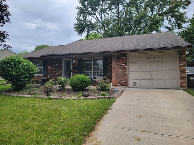 Primary Photo - 1583 Roxbury Dr