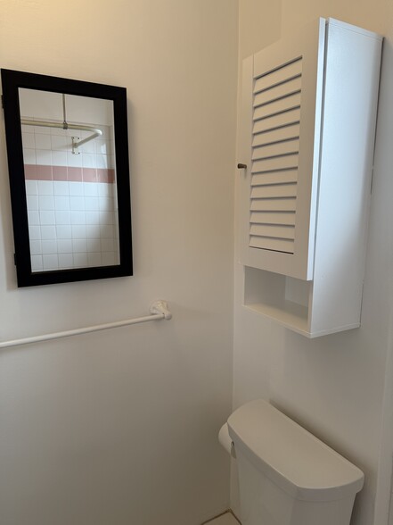 bath cabinets - 8252 Rees St