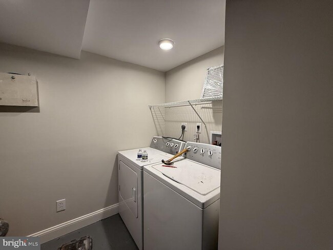 Building Photo - 3202 Cambridge Dr