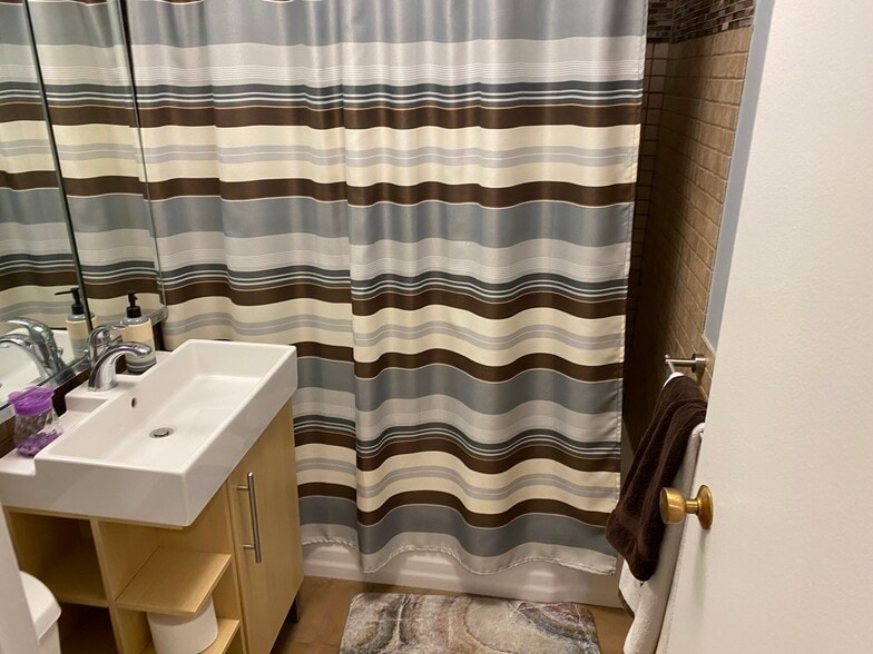 Building Photo - 400 E Randolph St