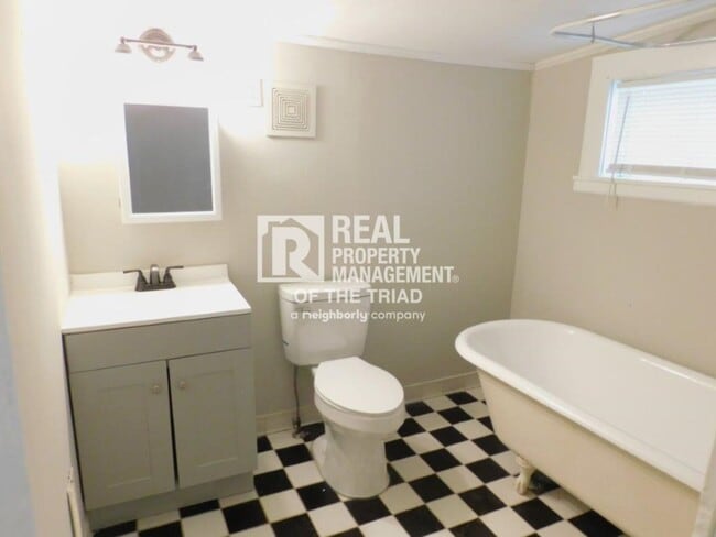 Building Photo - Move in special - Cozy 2 Bedroom/1 Bath Ho...