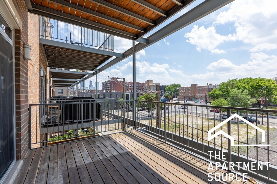 Building Photo - 1533 W Warren Blvd