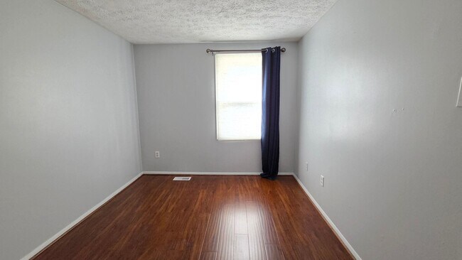 Building Photo - Beautiful Newington Forest Townhome