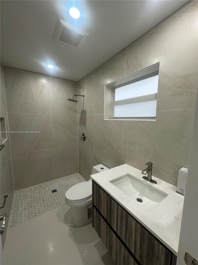 Building Photo - 526 S Rainbow Dr
