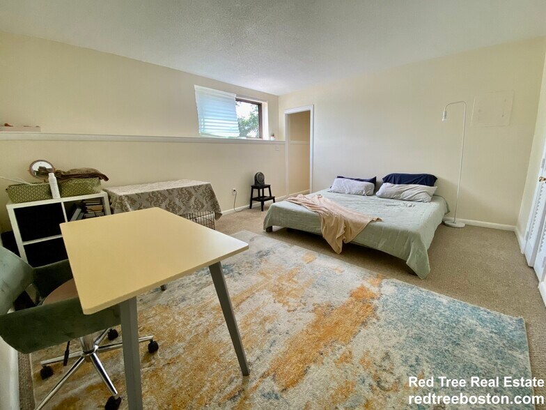 Building Photo - 172 River St