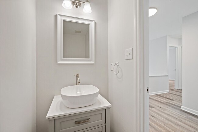 Building Photo - 3BR/2.5BA Townhome in Prime Durham/Chapel Hill Location!