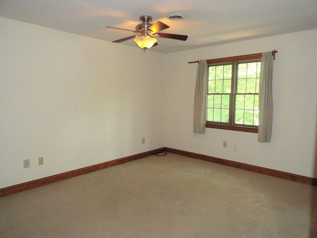 Building Photo - Room in House on Grove Ave