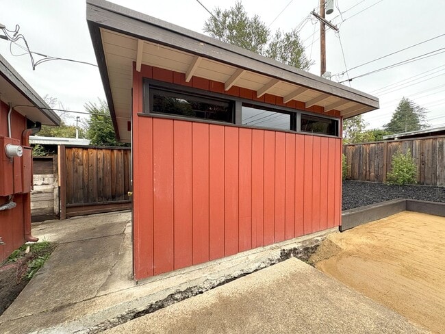 Building Photo - Newly Remodeled Single Family Home Available Now!