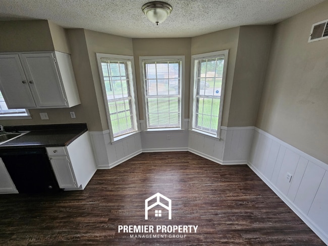 Building Photo - Huge 3BR/2BA Near Kirby | 1,774 Sq Ft, Hardwood Floors, Fireplace & Bay Window
