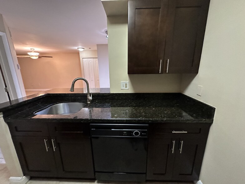 Building Photo - 2811 N Oakland Forest Dr