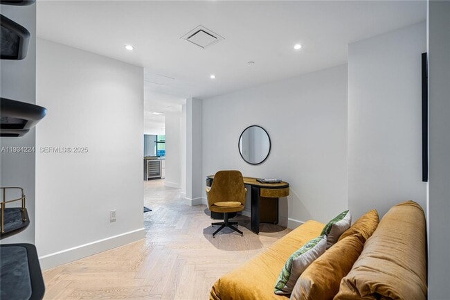 Building Photo - 700 NE 26th Terrace