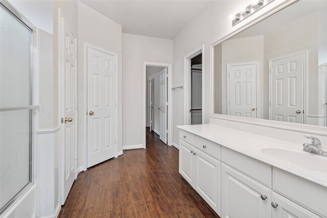 Building Photo - 407 Livingstone Ln
