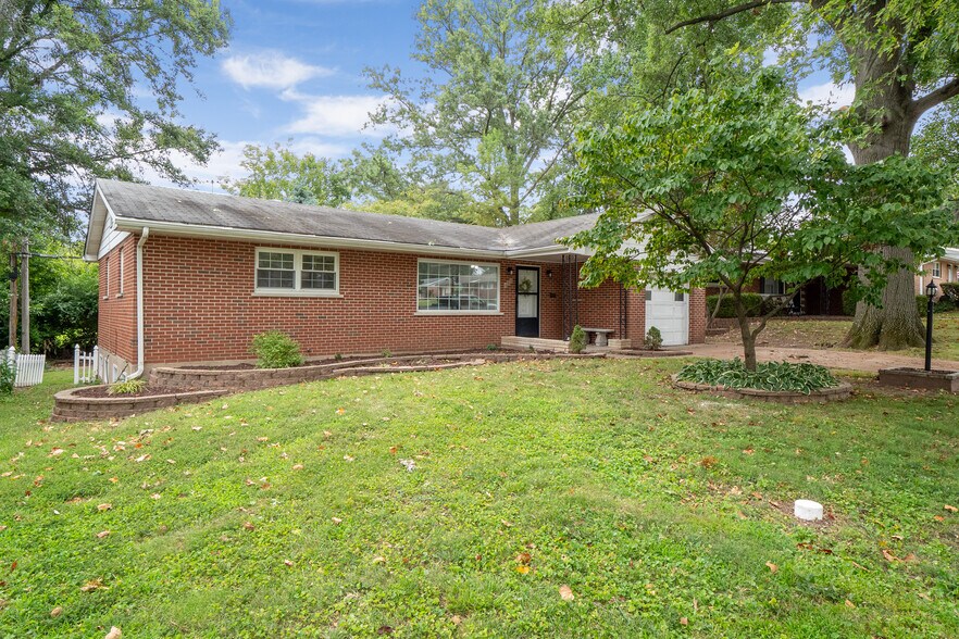 Additional view of front yard - 620 Saint Bernard Dr
