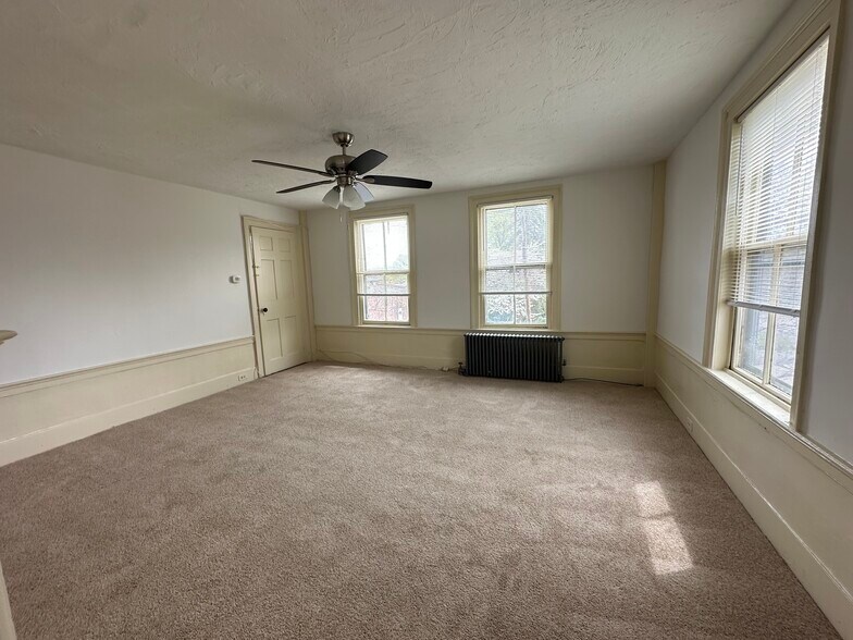 Carpeted living room view - 29B Broad St