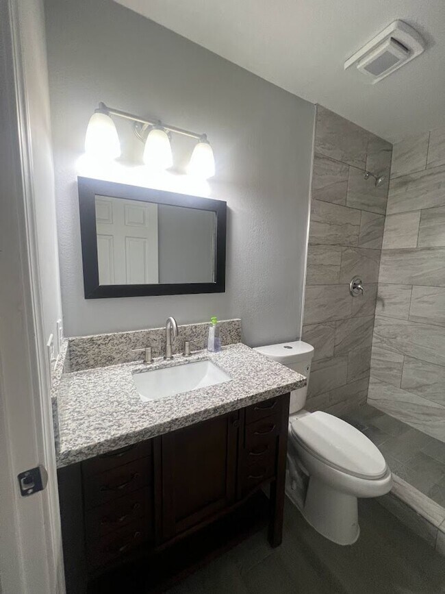 Building Photo - 4416 Parkwood Ct 93309