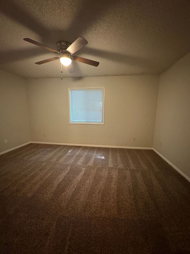 Building Photo - 214 Candlebrook Dr