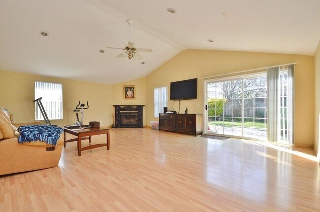 Building Photo - $3,490 / GORGEOUS CENTRAL FREMONT HOME COM...