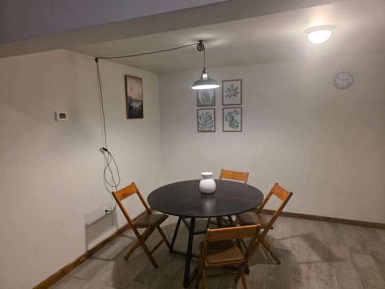 Dining Area - 11141 US-62