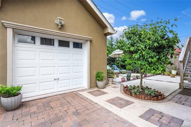 Building Photo - 225 E Walnut St