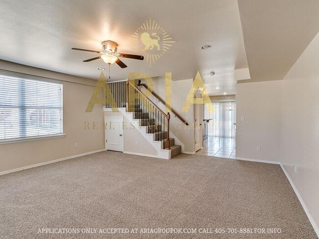 Building Photo - Spacious 2 Bed/1.5 Bath Norman Townhome Av...