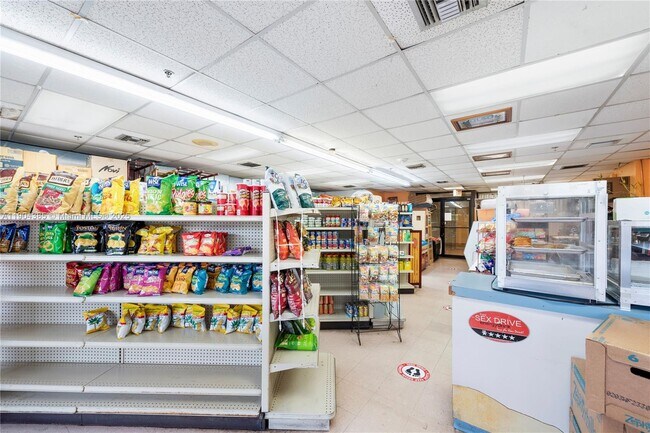 Building Photo - 2555 Collins Ave