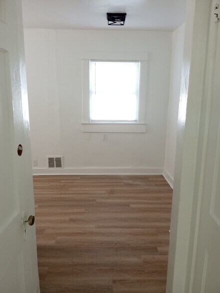 Eat In Kitchen - 2815 Kingston Ave