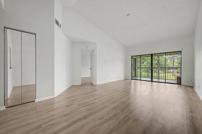 Building Photo - 3386 Lucerne Park Dr