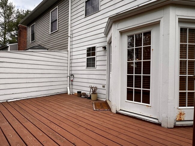 Building Photo - Briarwood Townhome close to NGIC and Hollymead Town Center!