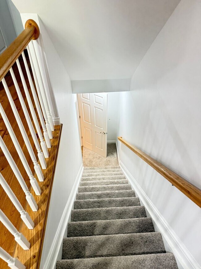 Building Photo - 2550 Cleinview Ave