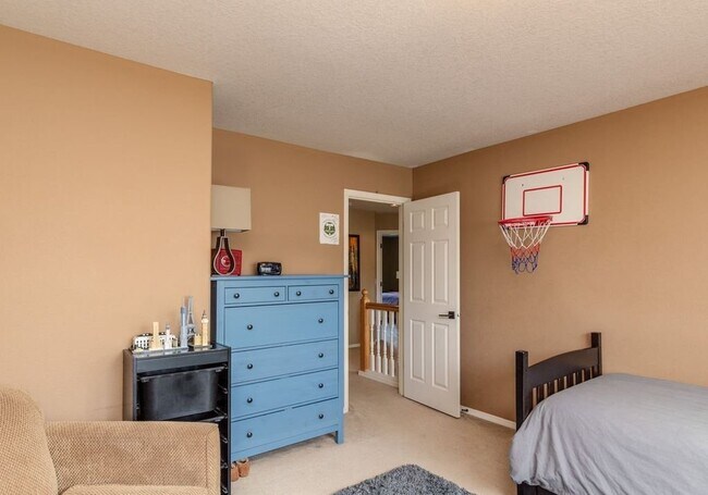 Building Photo - Beautiful Spacious Home!