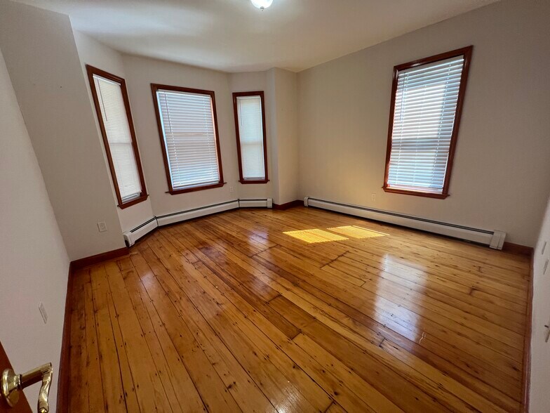 Building Photo - 44 Tuttle St