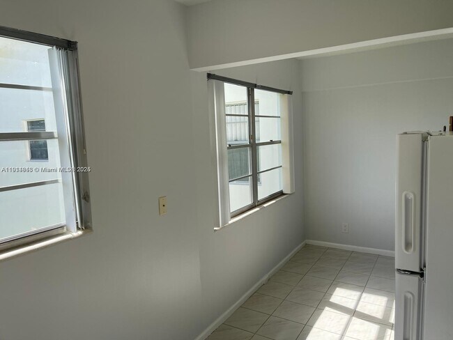 Building Photo - 164 Fanshaw D