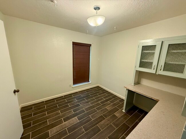 Building Photo - 9407 Pinole Ln