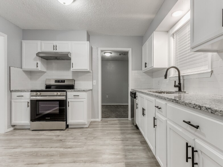 Building Photo - 2104 Linwood Pl
