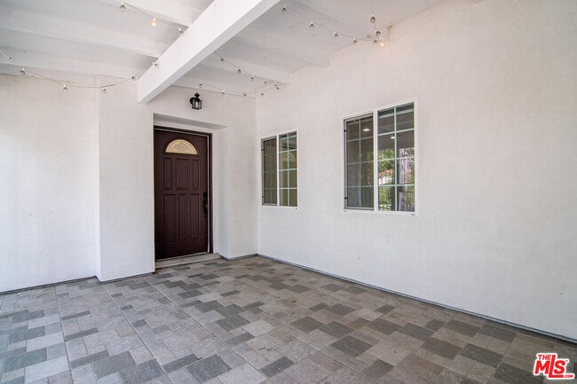 Building Photo - 328 S Sycamore Ave