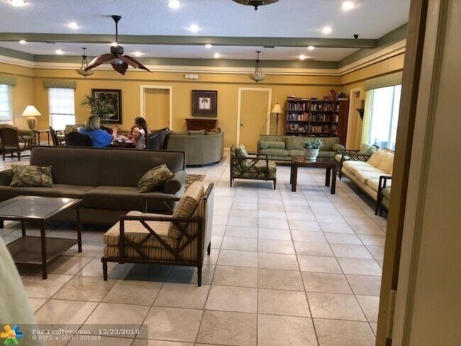 Building Photo - 6439 Bay Club Dr
