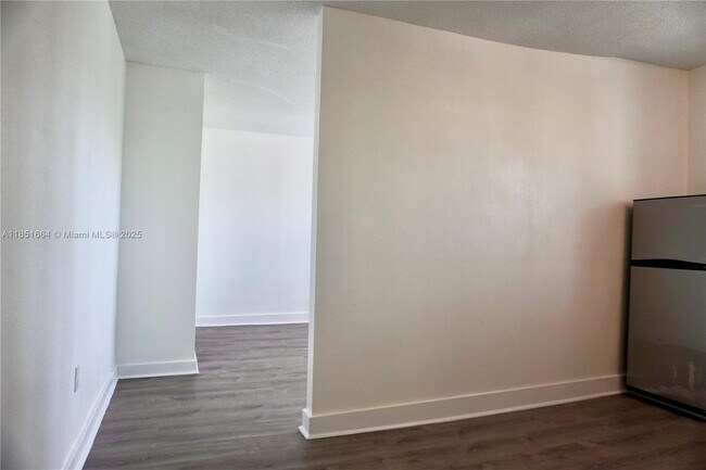 Building Photo - 501 SW 6th Ct
