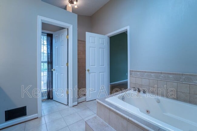 Building Photo - 13183 Oak Farm Dr