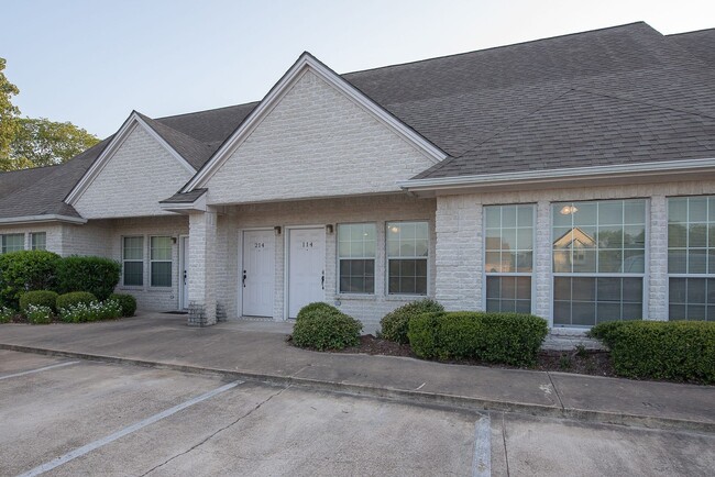 Building Photo - 2 Bed + 2 Bath - Spacious Floorplan A