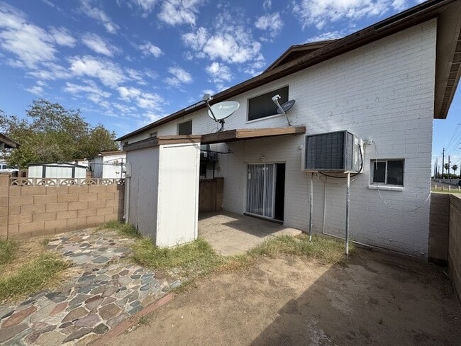 Building Photo - Holiday Gardens Townhome
