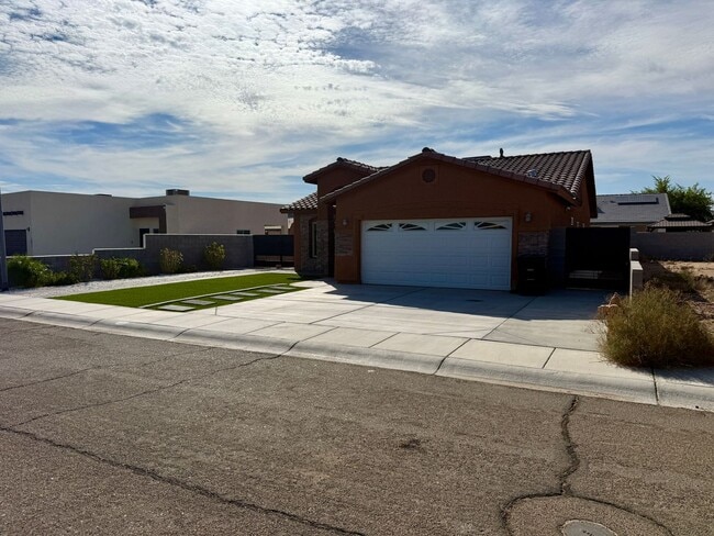 Building Photo - 4 Bedroom Home in San Luis AZ. with Fenced Lot and Landcaping