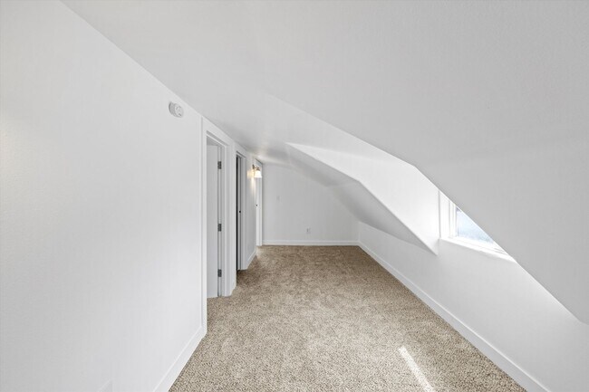 Building Photo - Beautiful 3-Bedroom, 3-Bath Home with a Huge Yard and Ample Parking